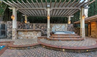 4446 Hayvenhurst Ave, Encino, CA 91436