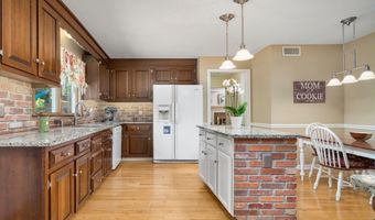 16 Iron Gate Ln, Cromwell, CT 06416