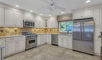 64 Harbor Inn Rd, Bayville, NJ 08721