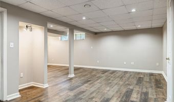 204 Oakwood Farms Ct, Ballwin, MO 63021