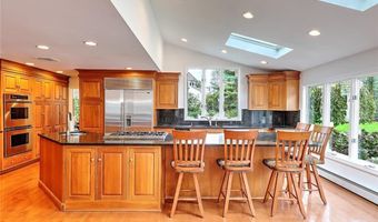 3 Spinnaker Dr, Barrington, RI 02806