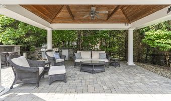 1 Stoneridge Dr, Albany, NY 12211