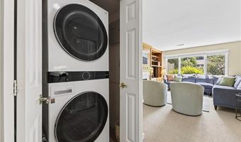 2 Martingale Ln, Narragansett, RI 02882