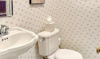 9 S Amundsen Ln, Airmont, NY 10901