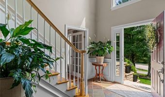 16 Leonard Dr, North Smithfield, RI 02896