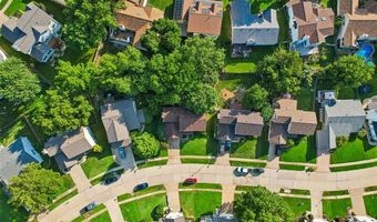 800 Eaglebrooke Dr, Ballwin, MO 63021