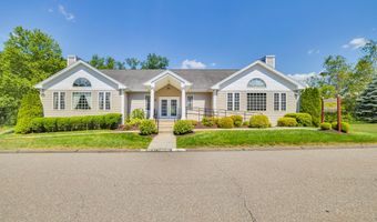 136 Pond View Cir 136, Beacon Falls, CT 06403