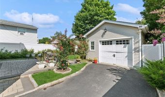 21 Hampton Ave, Albertson, NY 11507