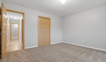 626 Willow Dr, Aberdeen, SD 57401