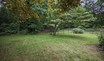 13 Swartzel Dr, Middletown, NJ 07748