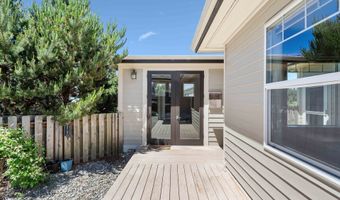 847 CARTER St, Bandon, OR 97411