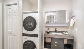 75 S REYNOLDS St 411, Alexandria, VA 22304