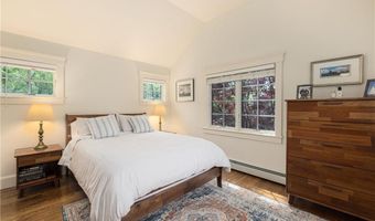 56 Summerfield Ln, Middletown, RI 02842