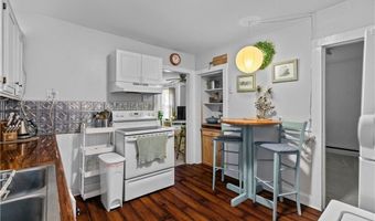 28 Young St, Newport, RI 02840