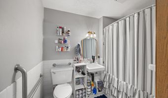 4 Pine Tree Dr 212, Arden Hills, MN 55112