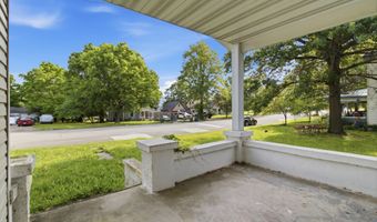 114 E College St, Aurora, MO 65605