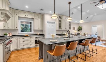 10 Greenwood Pl, Middletown, NJ 07748