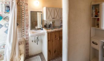 20 First St, Carson, NM 87517