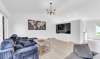 235 Aberdeen Dr, Algonquin, IL 60102