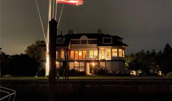9 Hope St, Bristol, RI 02809