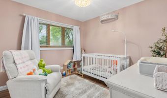 690 W Willow Gln, Addison, IL 60101