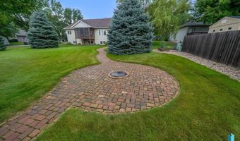 304 S Country Club Ave, Brandon, SD 57005