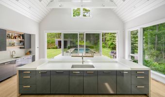 7 Ashwood Ct, Amagansett, NY 11930