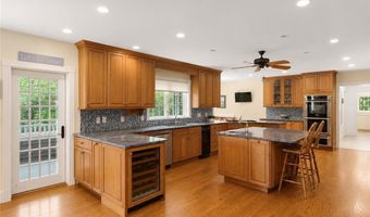 19 Ledge Rd, Bristol, RI 02809