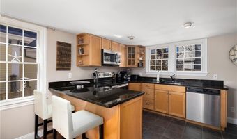 28 Extension St, Newport, RI 02840