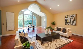 105 Lake Dr, Alton, IL 62002