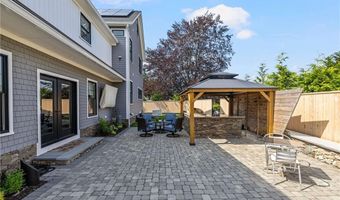 3 Oak St, Middletown, RI 02842