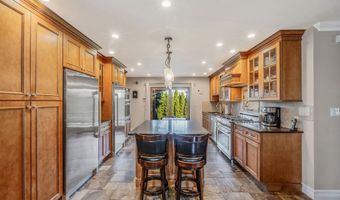 15 Foxcroft Rd, Albertson, NY 11507
