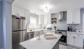 18 Hall Ave, Newport, RI 02840