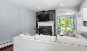 8 Westgate Rd, Cumberland, RI 02864