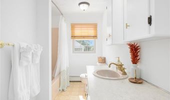 45 E St, Bristol, RI 02809