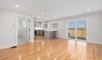 11 Gunning Ct, Middletown, RI 02842