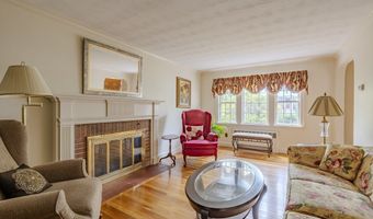 8 Carlson Cir, Boston, MA 02132