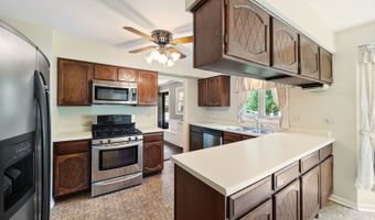 2218 N Williamsburg St, Arlington Heights, IL 60004