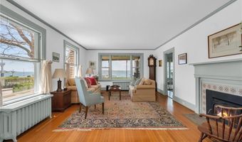 4 Van Zandt Ave, Newport, RI 02840