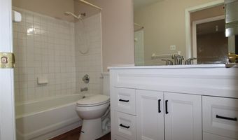 1043 Oakwood Farms Ln, Ballwin, MO 63021