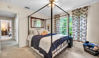 21 Lakeview Dr, Branford, CT 06405
