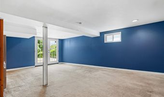 7133 Circleview Dr, Affton, MO 63123