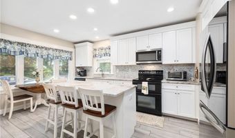 121 Commonwealth Ave, Warwick, RI 02886