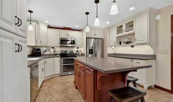 6926 Woodridge Dr, Avon, IN 46123