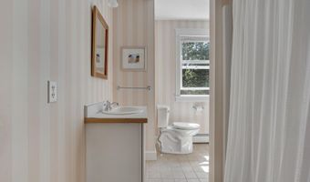 2 Sunnyfield Ln, Falmouth, ME 04105
