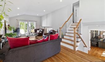 33 Coyne Ct, Bergenfield, NJ 07621