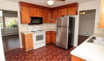 7 Smithfield Dr, Middletown, RI 02842