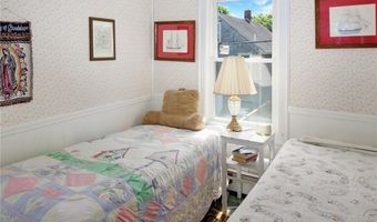 5 Davis Ct, Newport, RI 02840