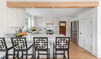 72 Summerfield Ln, Middletown, RI 02842