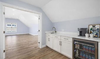 1046 Ocean Rd, Narragansett, RI 02882